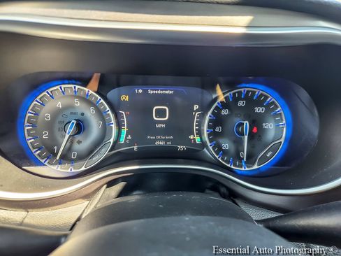 Used 2018 Chrysler Pacifica Limited FWD image 15