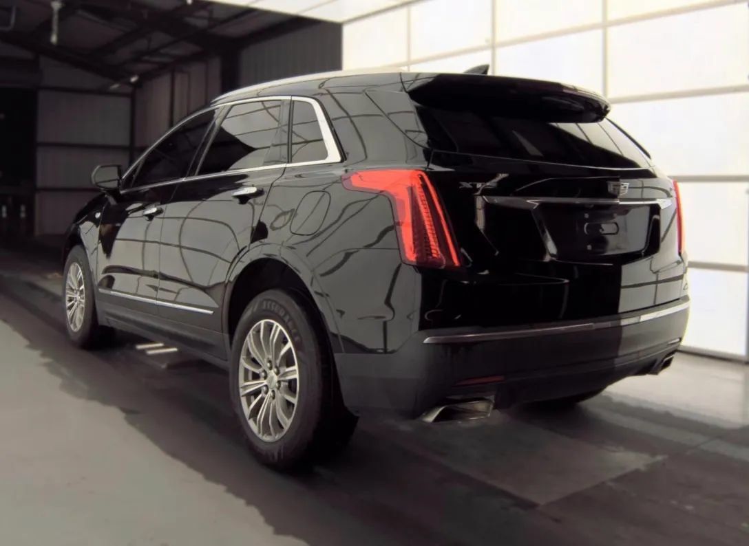 Used 2018 Cadillac XT5 Luxury w/ Driver Awareness Package FWD image 2
