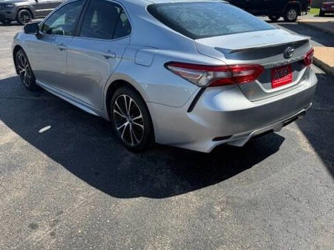 Used 2018 Toyota Camry SE w/ Convenience Package FWD image 4