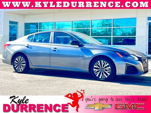 Used 2024 Nissan Altima 2.5 SV image 1