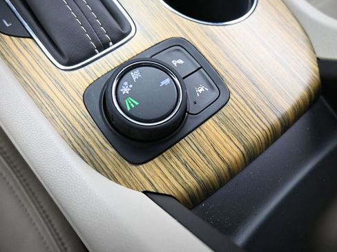 Used 2019 GMC Acadia Denali w/ Technology Package FWD image 15