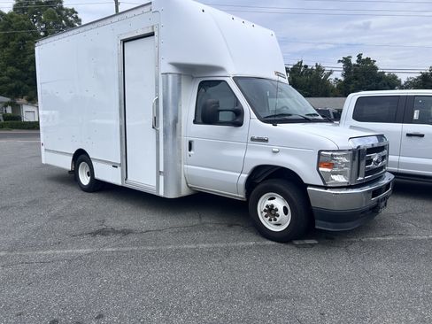 Used 2022 Ford E-350 and Econoline 350 Super Duty RWD image 1