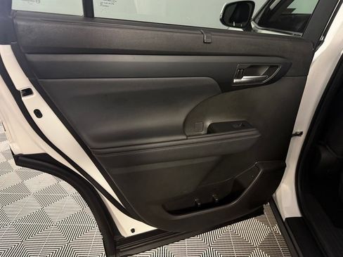 Used 2023 Toyota Highlander XLE FWD image 26
