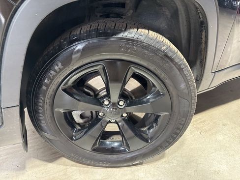 Used 2019 Jeep Cherokee Latitude Plus image 2