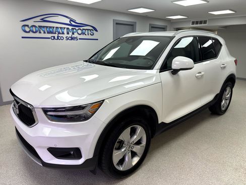 Used 2022 Volvo XC40 T5 Momentum image 2