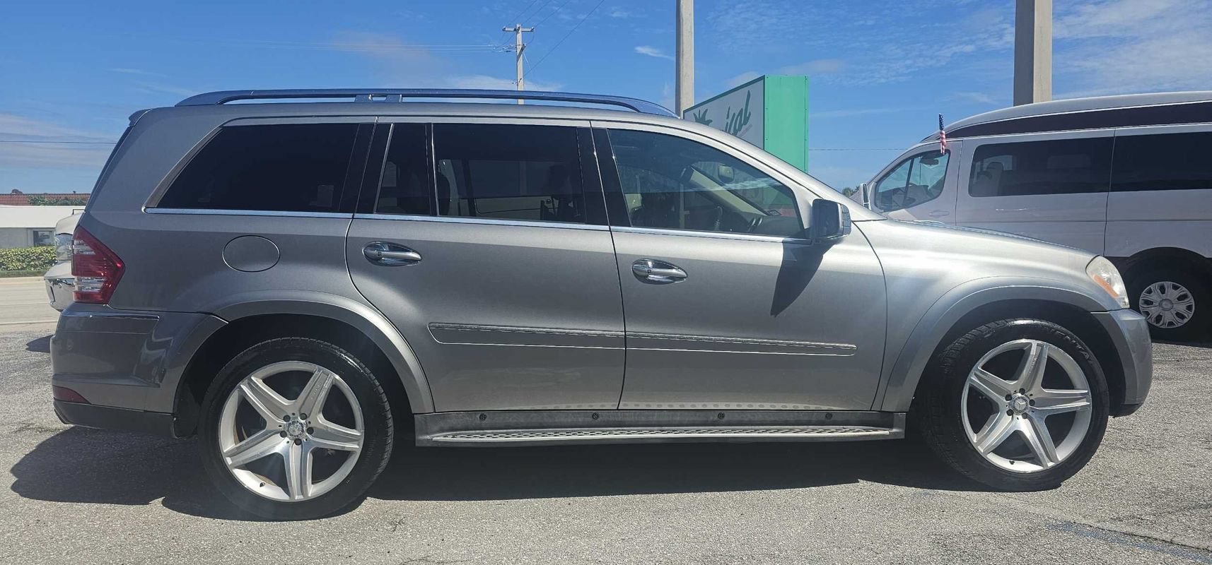 Used 2011 Mercedes-Benz GL 550 4MATIC image 6
