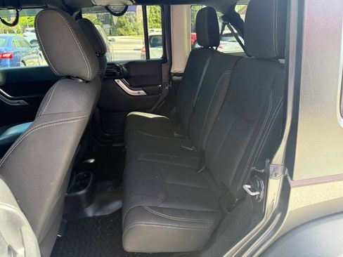 Used 2017 Jeep Wrangler Unlimited Rubicon w/ Connectivity Group AWD/4WD image 6