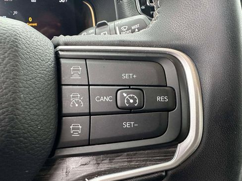 Used 2023 Jeep Wagoneer L Series III w/ Premium Group I image 17