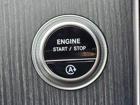 Used 2025 Mercedes-Benz C 300 4MATIC Sedan image 38