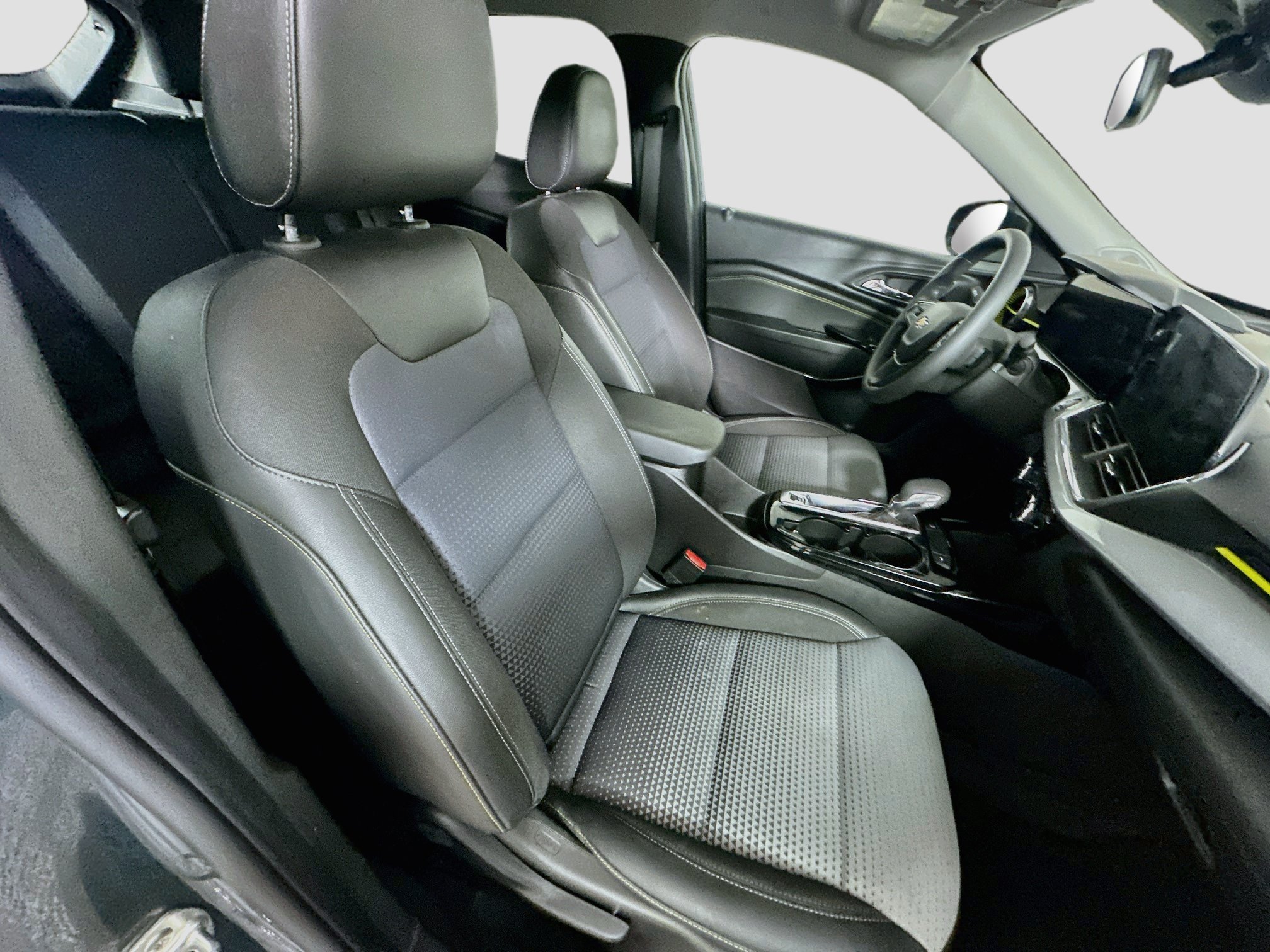 Used 2025 Chevrolet Trax LT FWD image 30