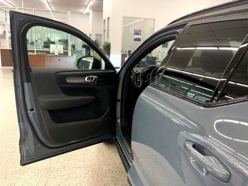 Used 2020 Volvo XC40 T5 R-Design image 29