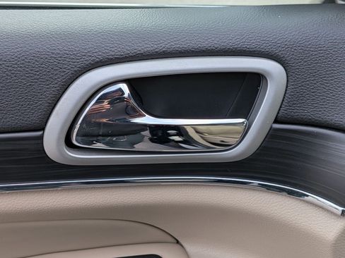 Used 2021 Jeep Grand Cherokee Limited w/ Trailer Tow Group IV image 12