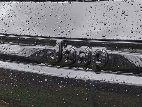 Used 2025 Jeep Grand Cherokee Altitude image 12