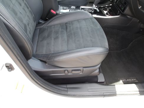 Used 2020 Mitsubishi Outlander AWD image 11