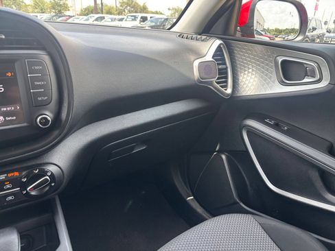 Used 2025 Kia Soul LX w/ LX Technology Package FWD image 33