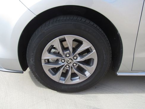 Used 2024 Toyota Sienna XLE image 4