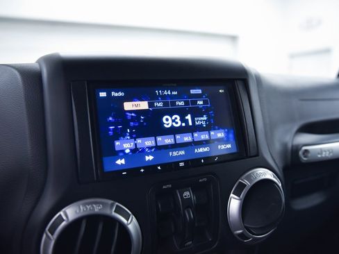 Used 2016 Jeep Wrangler Unlimited Sahara w/ Connectivity Group image 18