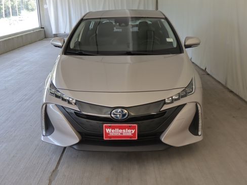 Used 2021 Toyota Prius Prime XLE FWD image 3