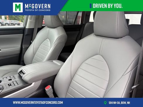 Used 2023 Toyota Highlander XLE AWD/4WD image 15