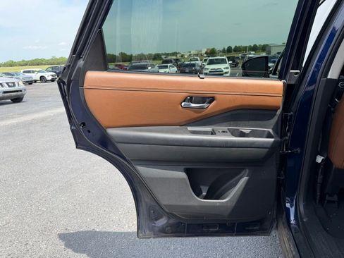 Used 2023 Nissan Pathfinder Platinum AWD/4WD image 17