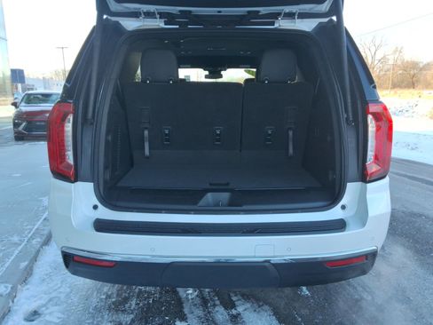 Used 2023 GMC Yukon SLT image 32
