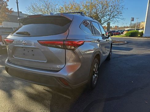 Certified 2022 Toyota Highlander XLE image 8
