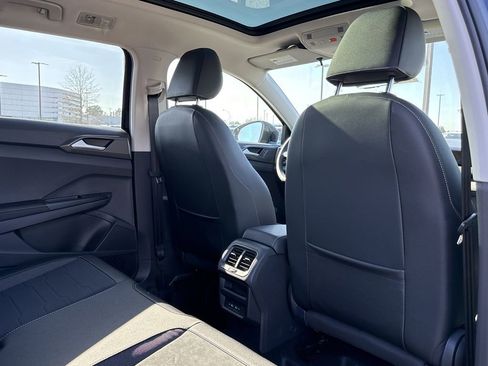 New 2026 Volkswagen Taos SE FWD image 17