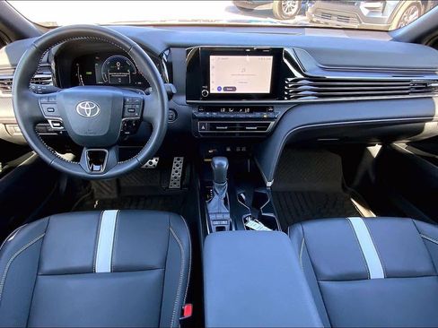 Used 2025 Toyota Camry SE image 15