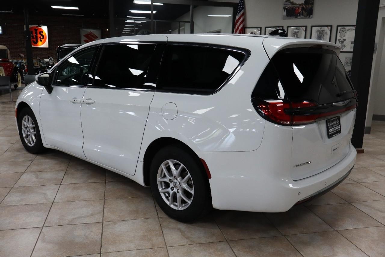 Used 2023 Chrysler Pacifica Touring-L FWD image 3