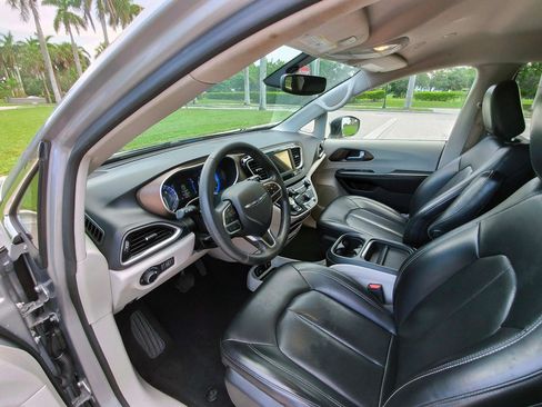 Used 2021 Chrysler Voyager Lxi FWD image 6