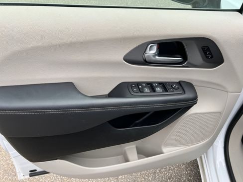 Certified 2024 Chrysler Pacifica Touring-L image 14