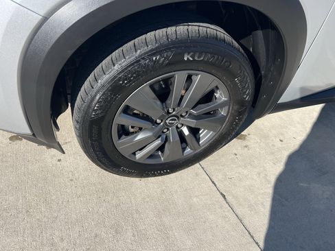 Used 2024 Nissan Pathfinder S image 2