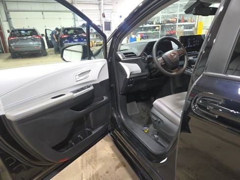 Used 2026 Toyota Sienna LE image 9