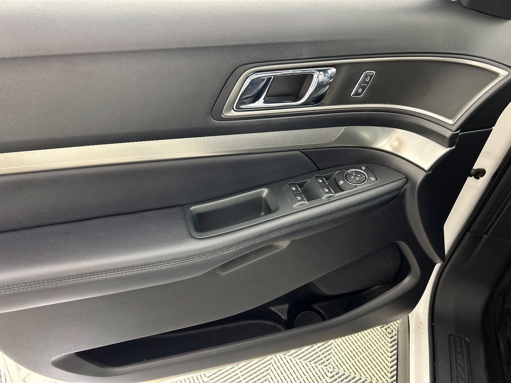 Used 2018 Ford Explorer XLT w/ Equipment Group 202A AWD/4WD image 11