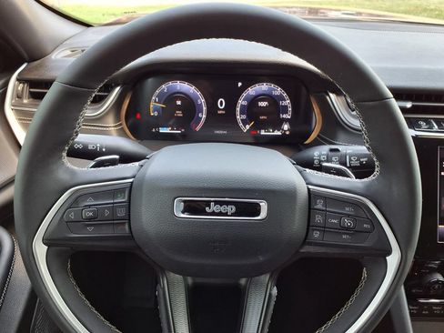 Used 2025 Jeep Grand Cherokee Altitude AWD/4WD image 11