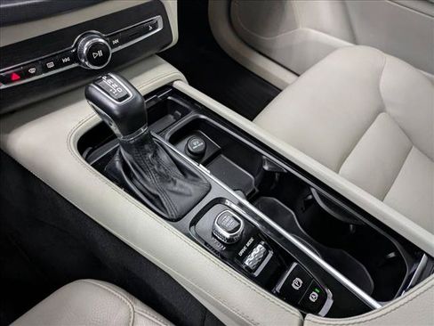 Used 2020 Volvo XC90 T6 Momentum w/ Protection Package Premier AWD/4WD image 13