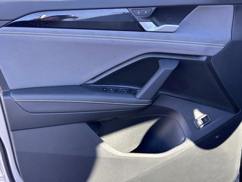 Used 2025 Volkswagen Tiguan SE image 16