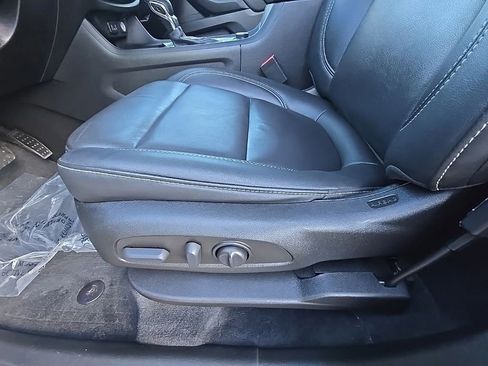 Used 2023 Chevrolet Traverse LT image 24