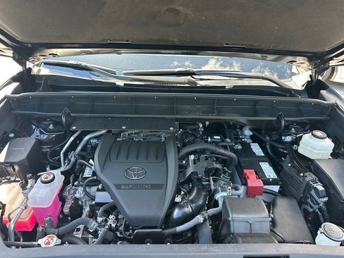 Used 2024 Toyota Highlander LE AWD/4WD image 28