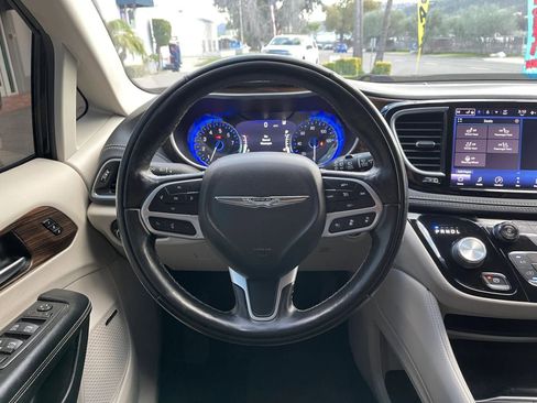 Used 2022 Chrysler Pacifica Limited image 13