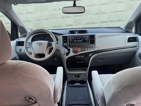 Used 2014 Toyota Sienna LE FWD image 22