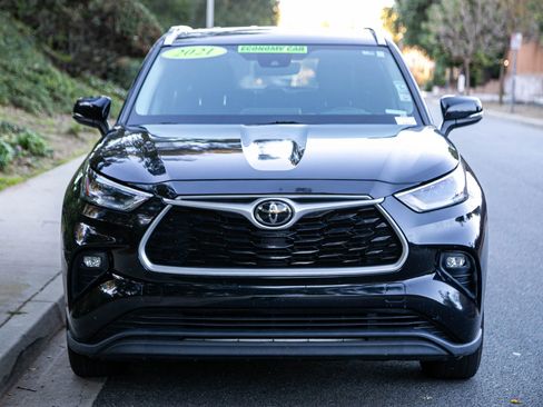Used 2021 Toyota Highlander XLE image 2