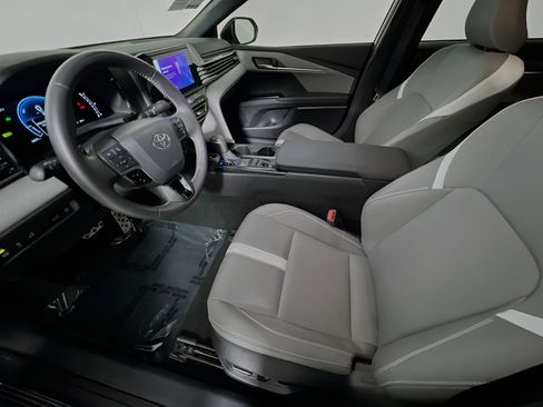 Used 2025 Toyota Camry SE FWD image 15