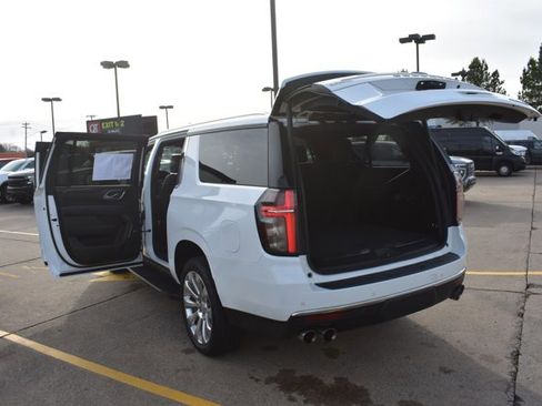 Used 2021 Chevrolet Suburban Premier w/ Premium Package image 17