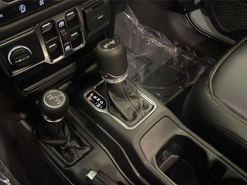 Used 2024 Jeep Wrangler Unlimited Sahara w/ Technology Group AWD/4WD image 19