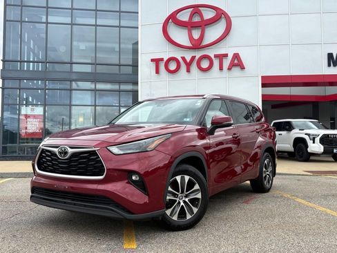 Used 2023 Toyota Highlander XLE AWD/4WD image 1
