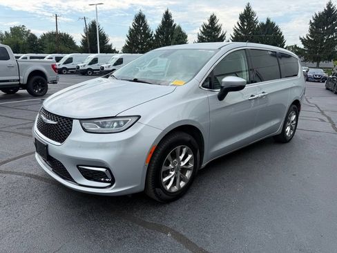 Used 2023 Chrysler Pacifica Touring-L AWD/4WD image 9
