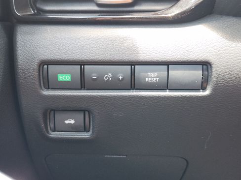 Used 2020 Nissan Sentra SR w/ Premium Package FWD image 23