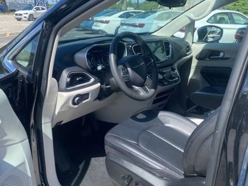 Used 2024 Chrysler Pacifica Touring-L FWD image 13