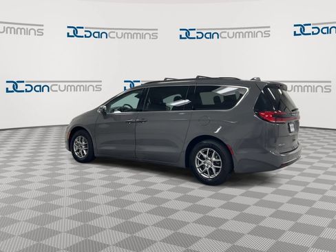 Used 2021 Chrysler Pacifica Touring w/ Uconnect Theater Family Group FWD image 6